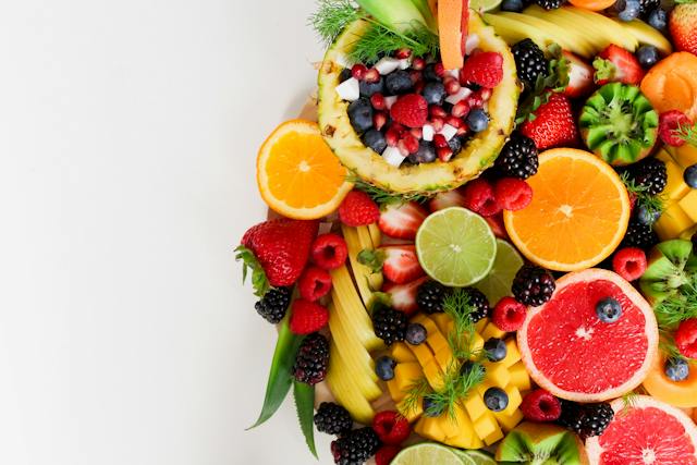 Foto de várias frutas representando um alimentação saudável para uma pele bonita no verão.